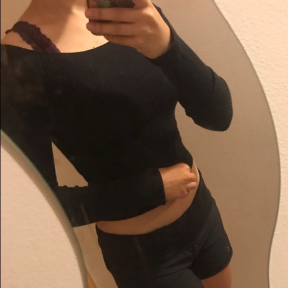Brandy Melville off the shoulder top - Picture 1 of 2